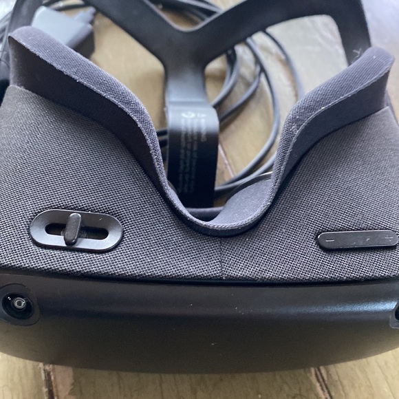 OCULUS QUEST VR GAMING HEADSET - Picture 6 of 6